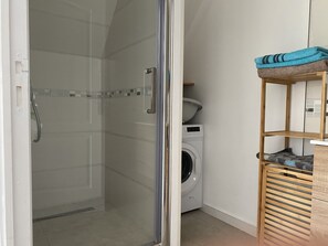 Doccia, asciugamani, sapone, carta igienica