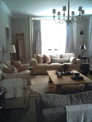 Smart-TV, Kamin, Videospiele, DVD-Player