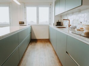 Kühlschrank, Mikrowelle, Ofen, Geschirrspüler