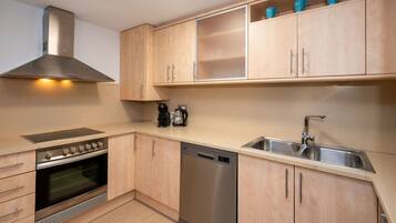 Een koelkast, een magnetron, een oven, een vaatwasser