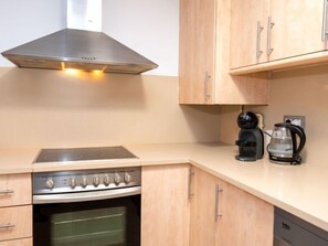 Frigorífico, microondas, horno y lavavajillas