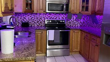 Refrigerador, microondas, horno y parrilla de estufa