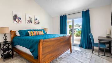 4 dormitorios, escritorio, tabla de planchar con plancha y cuna de viaje