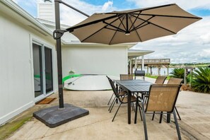 Outdoor dining - Lake Conroe - Kayak, Paddle Boards, Fishing, Pool Table, Pet Friendly! (Willis)