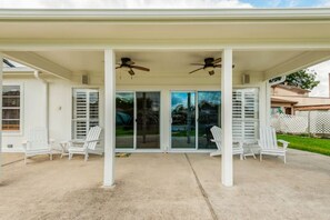 Terrace/patio - Lake Conroe - Kayak, Paddle Boards, Fishing, Pool Table, Pet Friendly! (Willis)