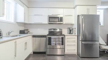 Réfrigérateur, micro-ondes, four, plaque de cuisson