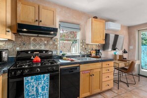 Fridge, microwave, oven, stovetop - Ski Discounts! Studio Near Santa Fe Farmers Market (Santa Fe)