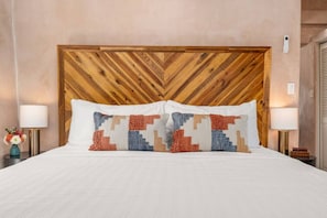 1 bedroom, desk, iron/ironing board, travel crib - Ski Discounts! Studio Near Santa Fe Farmers Market (Santa Fe)