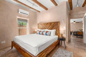 1 habitación, escritorio, tabla de planchar con plancha y cuna de viaje 