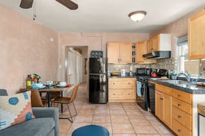 Fridge, microwave, oven, stovetop - Ski Discounts! Studio Near Santa Fe Farmers Market (Santa Fe)