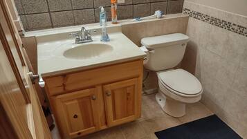 Tina con regadera, secadora de cabello, toallas, jabón