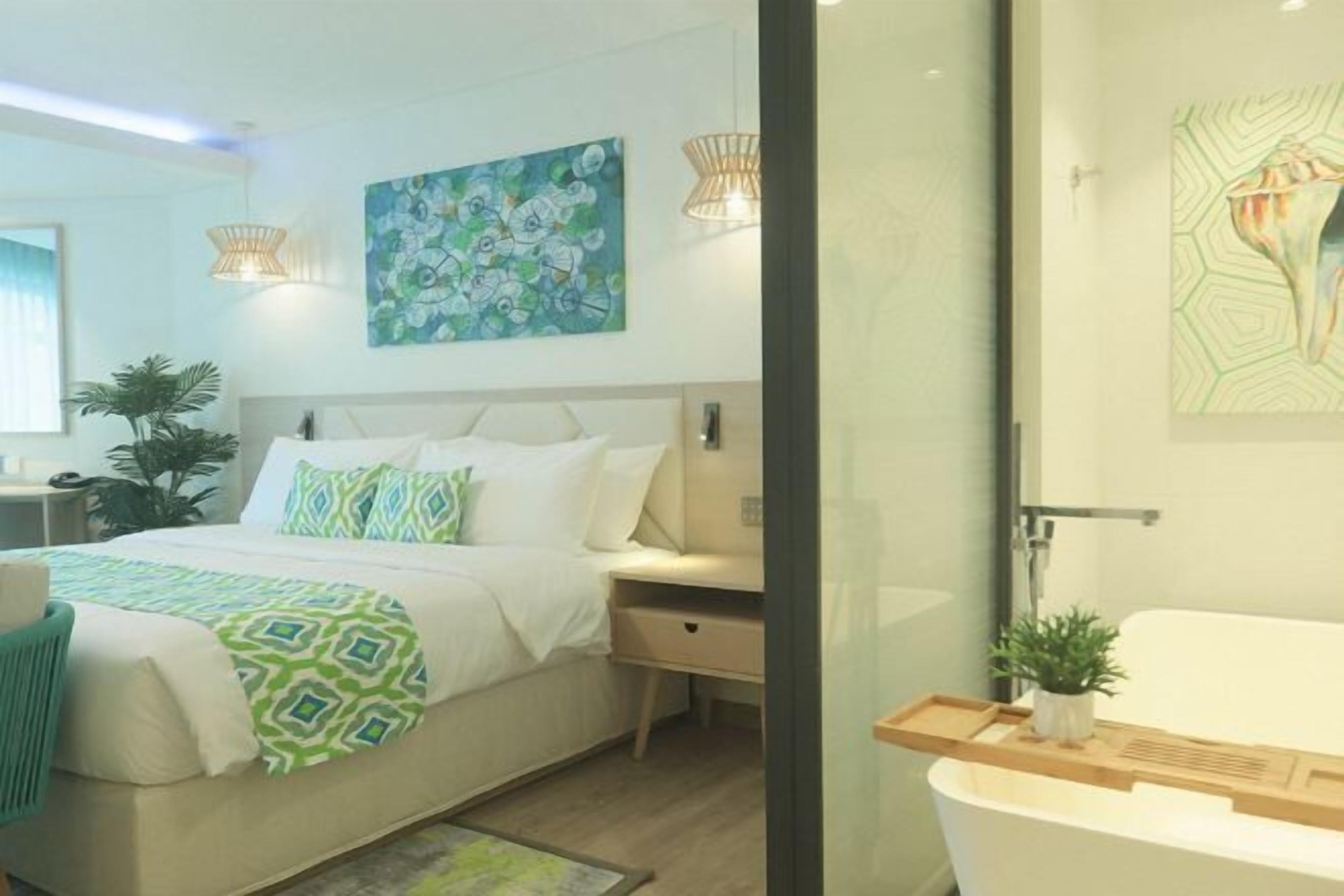 Minibar, safe på rommet, skrivebord og wi-fi (inkludert)