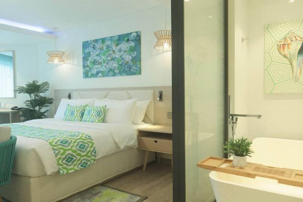 Minibar, safe på rommet, skrivebord og wi-fi (inkludert)