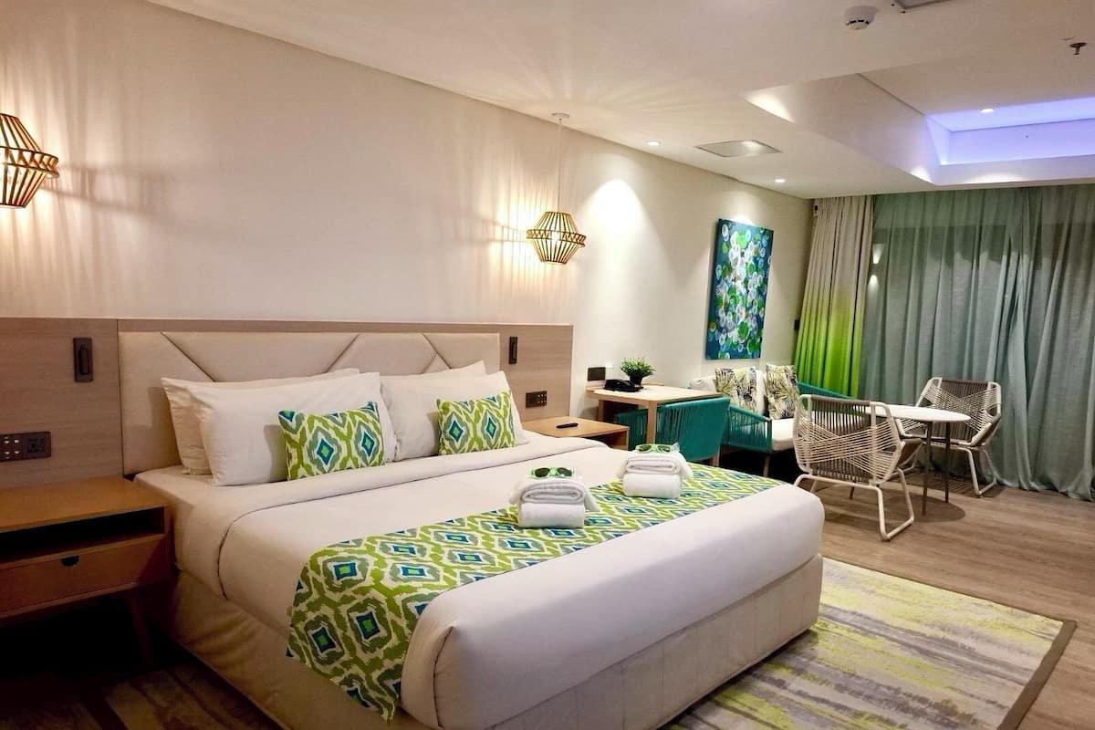 Minibar, coffres-forts dans les chambres, bureau, Wi-Fi gratuit