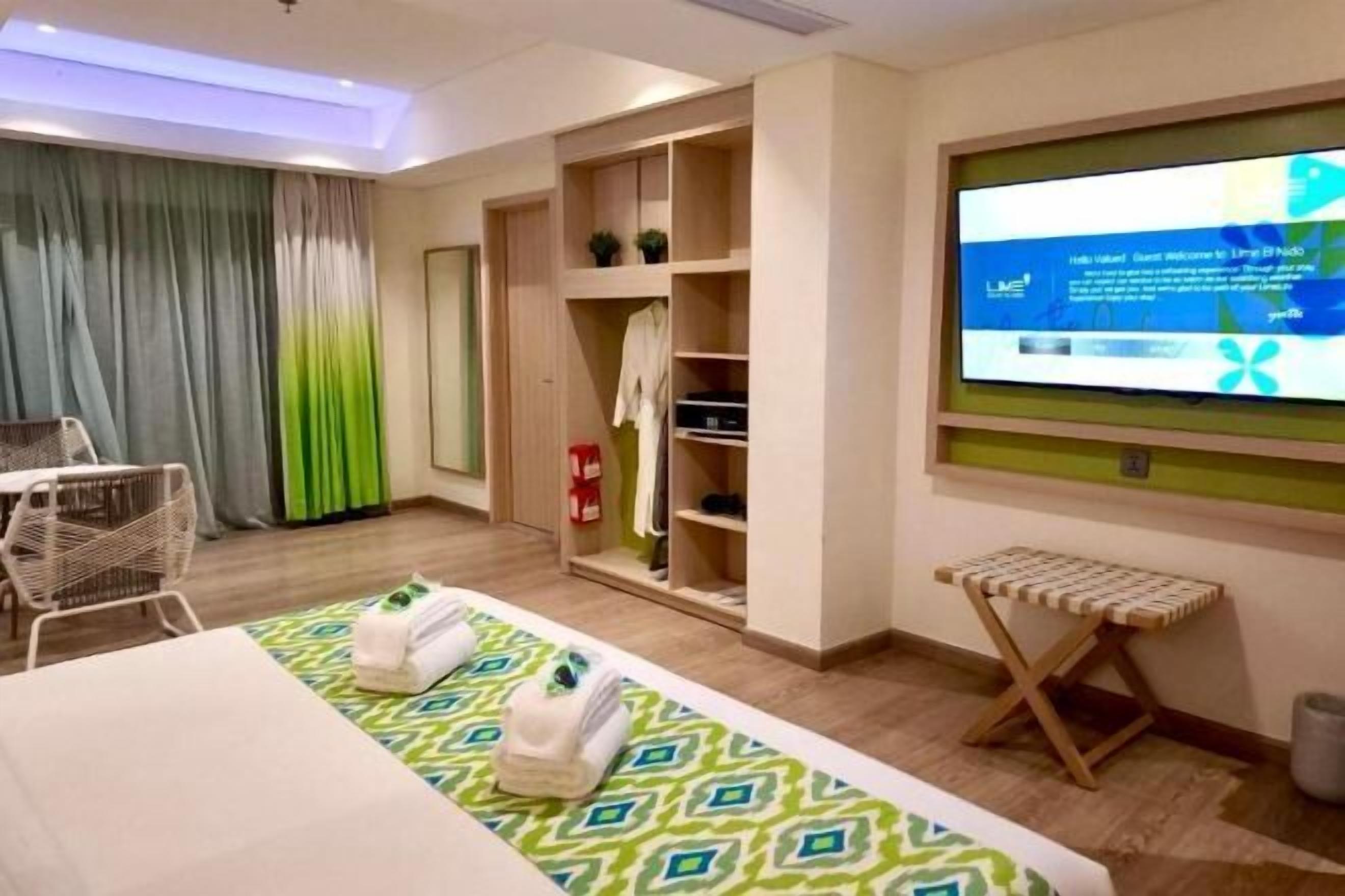 Minibar, in-room safe, desk, free WiFi