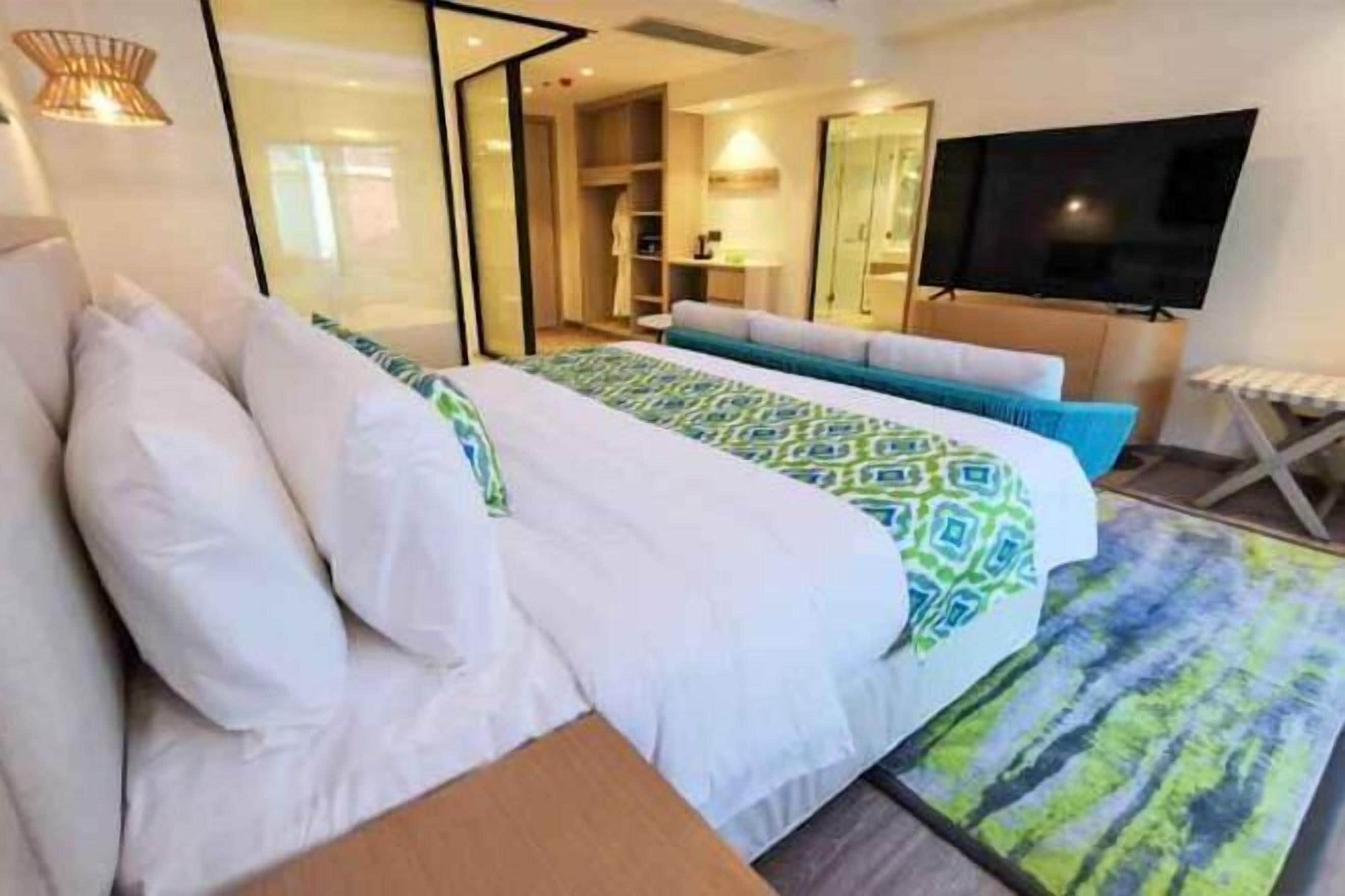 Minibar, in-room safe, desk, free WiFi