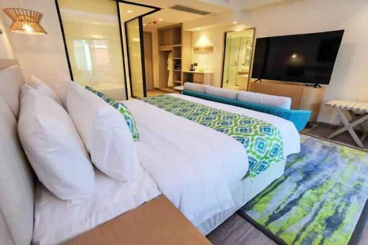 Minibar, safe på rommet, skrivebord og wi-fi (inkludert)