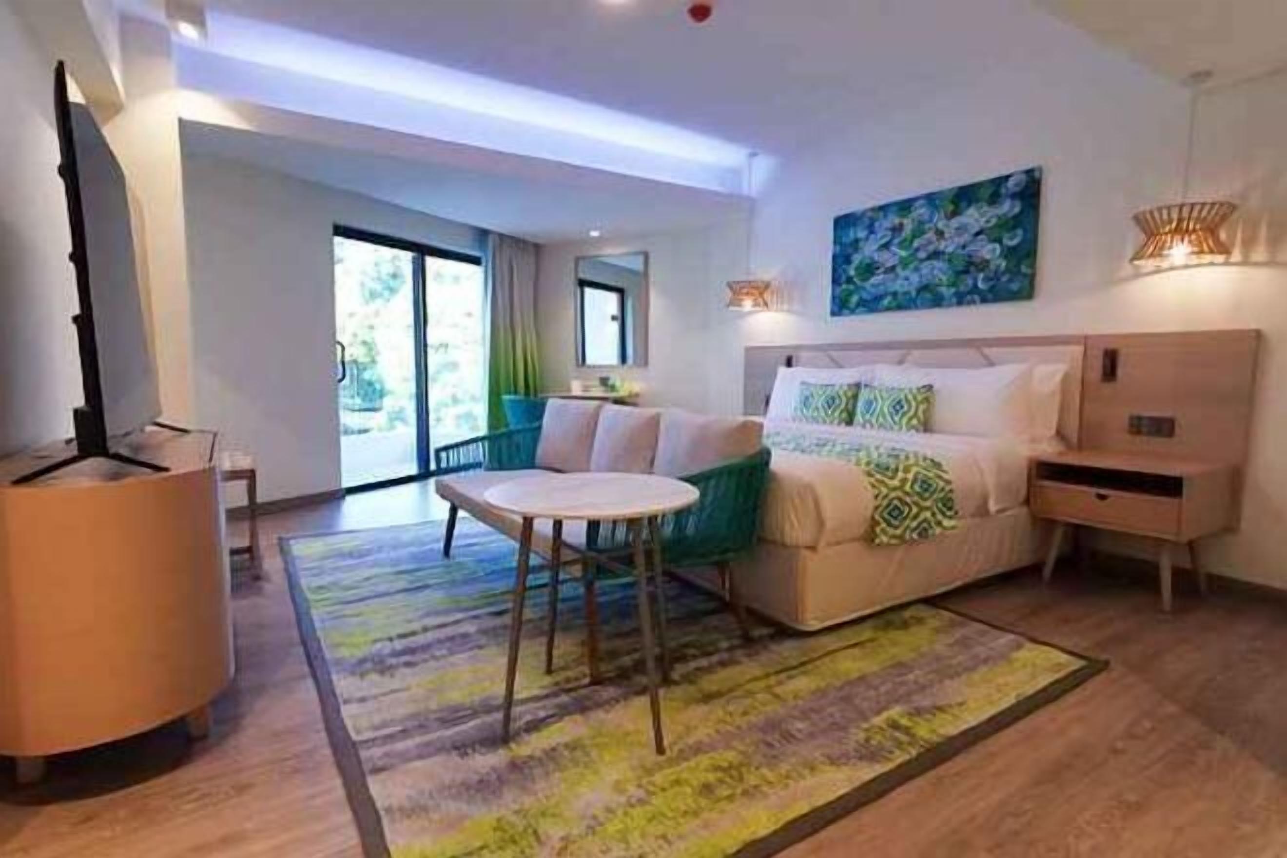 มินิบาร์, ตู้นิรภัยในห้องพัก, โต๊ะทำงาน, Wi-Fi ฟรี