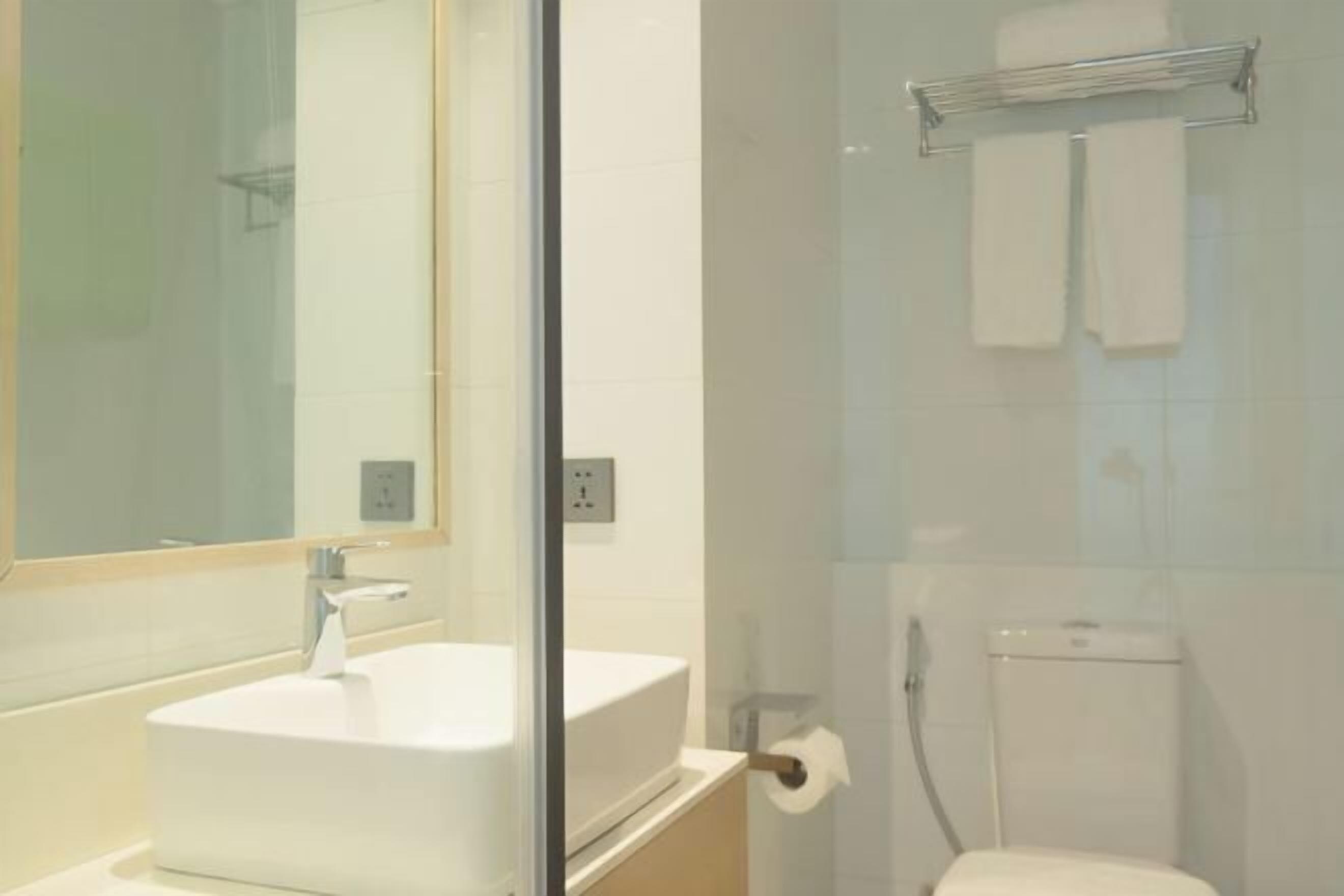 Bad | Toalettartikler (inkludert), hårføner, tøfler og bidé