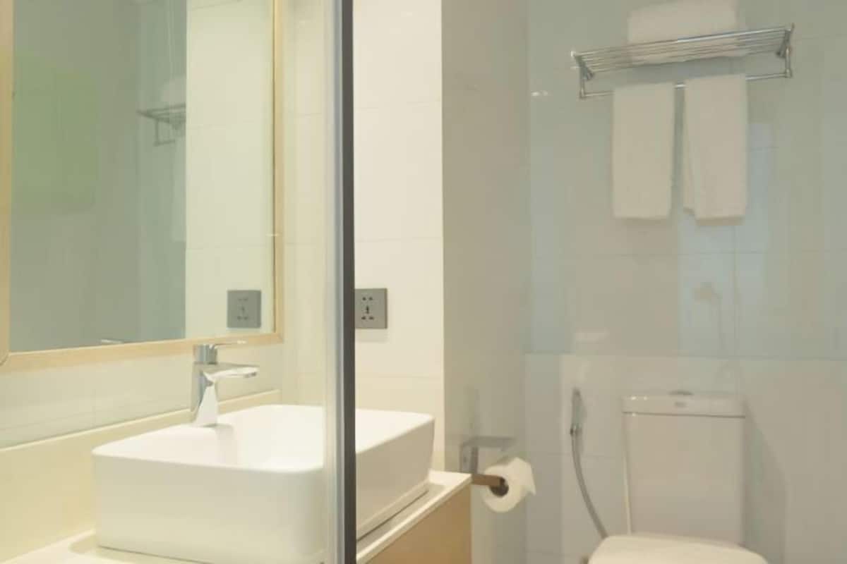 Bad | Toalettartikler (inkludert), hårføner, tøfler og bidé