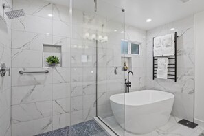 Baignoire, sĂšche-cheveux, serviettes fournies, savon