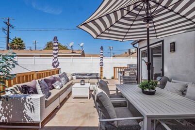 LUX  - LA Relaxing Oasis w/HotTub, Gym, & Workspace - Van Nuys