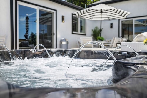 LUX - LA Relaxing Oasis w/HotTub, Gym, & Workspace - Van Nuys