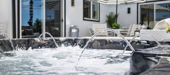 LUX  - LA Relaxing Oasis w/HotTub, Gym, & Workspace - Van Nuys
