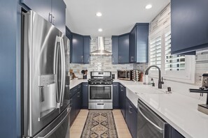 Réfrigérateur, four à micro-ondes, un four, surface de cuisson