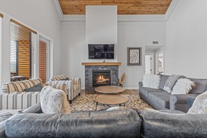 TV connectée, cheminée, chaîne hi-fi