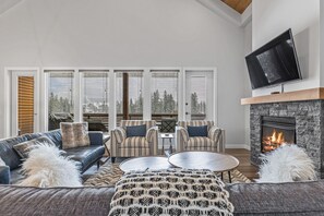 Smart TV, fireplace, stereo