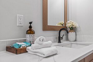 Sèche-cheveux, serviettes fournies