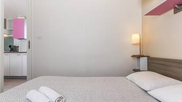 2 bedrooms, internet, bed sheets