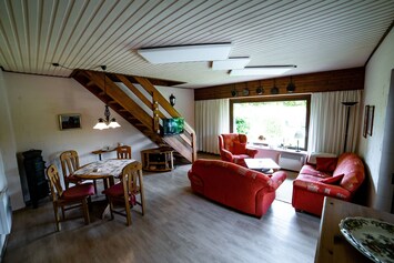 Wohnraum mit Zugang zur Terrasse