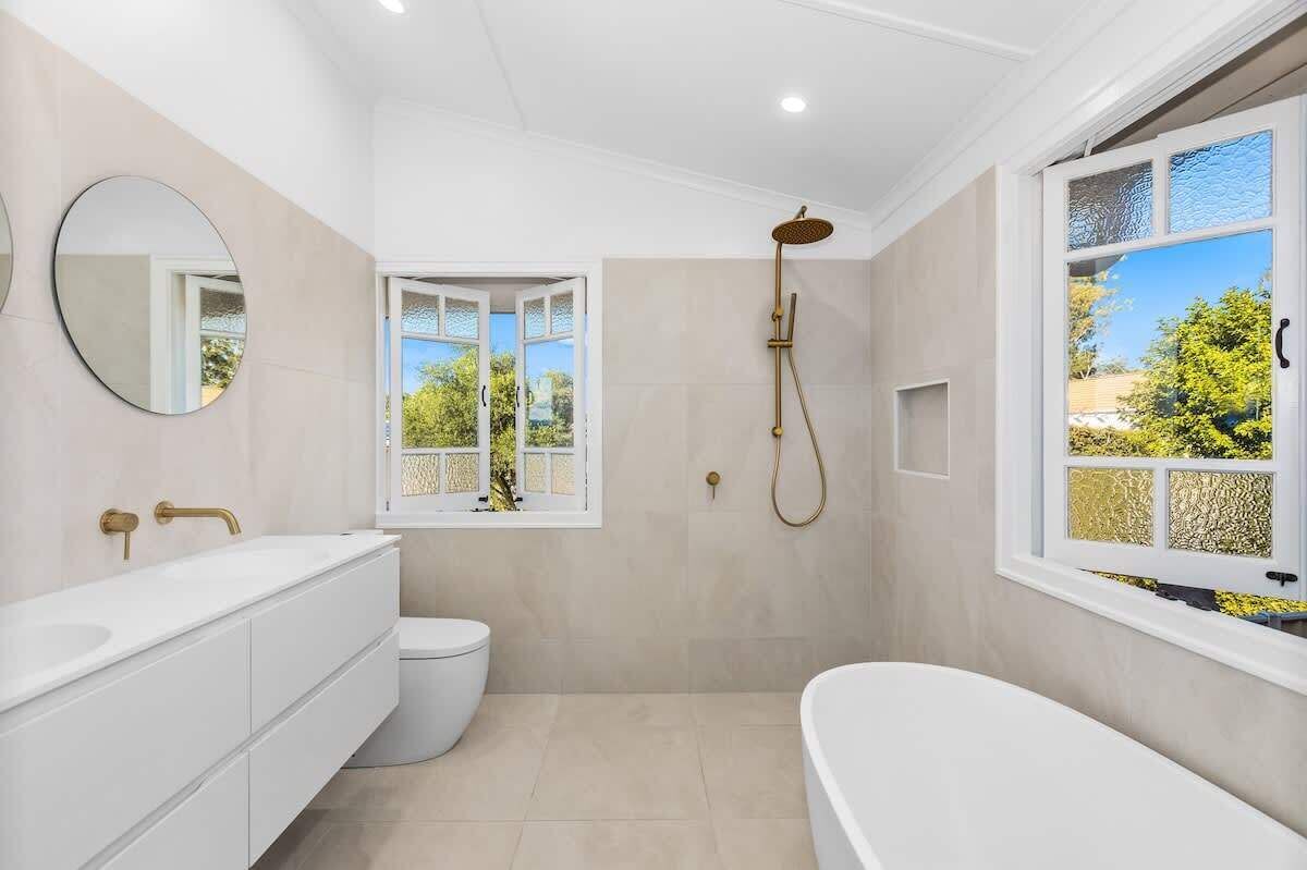 Combined shower/bathtub, hair dryer