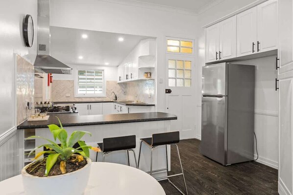 Kühlschrank, Ofen, Wasserkocher mit Kaffee-/Teezubehör, Hochstuhl