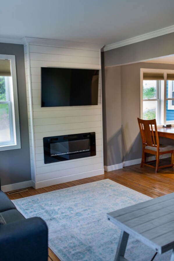 Smart-tv, een open haard en een stereo