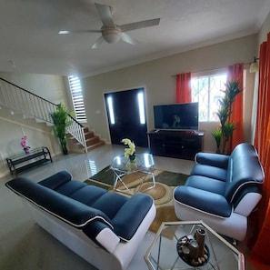 Smart TV - Tropical Luxury 2 bedroom Jamaican townhouse (Ocho Rios)