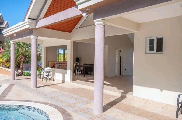 Outdoor dining - Tropical Luxury 2 bedroom Jamaican townhouse (Ocho Rios)