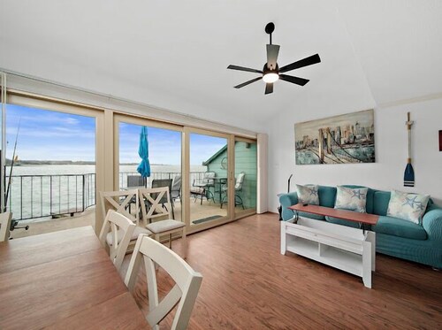 Lovely lakefront 2/2 condo, fish on balcony