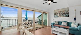 Lovely lakefront 2/2 condo, fish on balcony