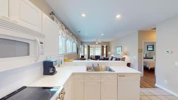 Frigorífico, microondas, horno y placa de cocina