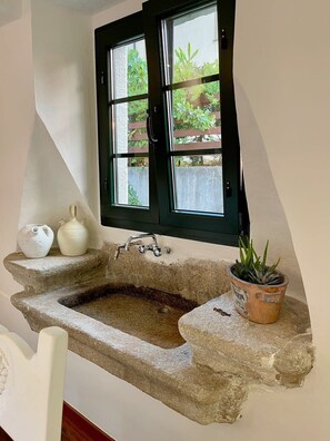 Douche, sèche-cheveux, serviettes fournies