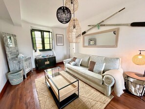 TV, offices - The Cliffs - Casa Genoveva (O Vicedo)