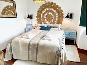 3 chambres, bureau, fer et planche à repasser, lit parapluie