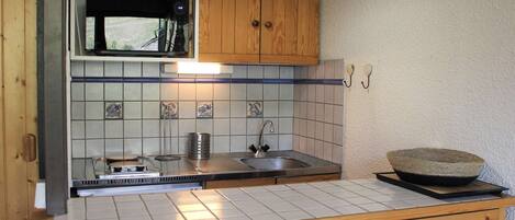 電子レンジ、コンロ、コーヒー / ティーメーカー、トースター