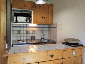 Microwave, stovetop, coffee/tea maker, toaster - Studio in Vars Les Claux, balcony, parking, 200m from slopes (Vars)
