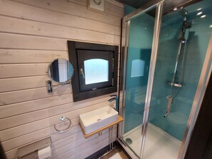 Cabin | Bathroom | Shower, hair dryer, towels - The Malvern Hills, Courtyard Cabin Quiet and Rural (Malvern)