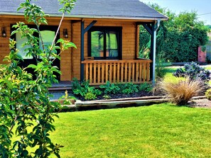 Cabin | Exterior - The Malvern Hills, Courtyard Cabin Quiet and Rural (Malvern)