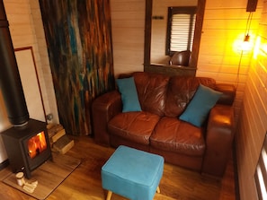 Cabin | Living area - The Malvern Hills, Courtyard Cabin Quiet and Rural (Malvern)